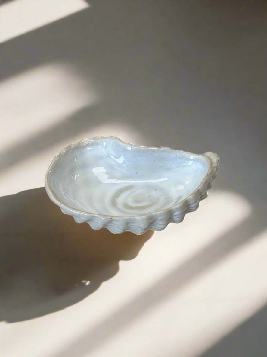 Stoneware shell dish