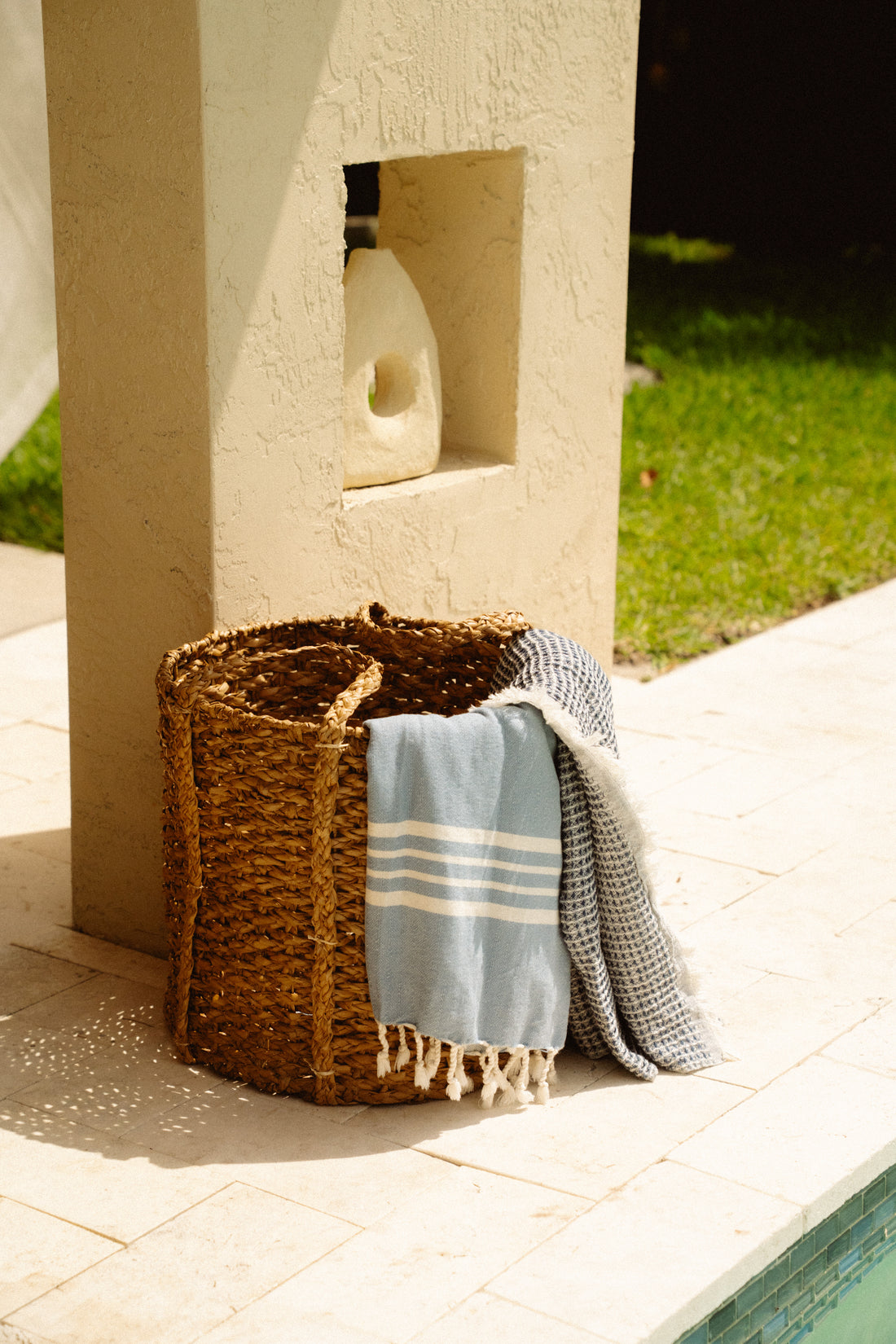 Round Braided Seagrass Storage Basket with Handles